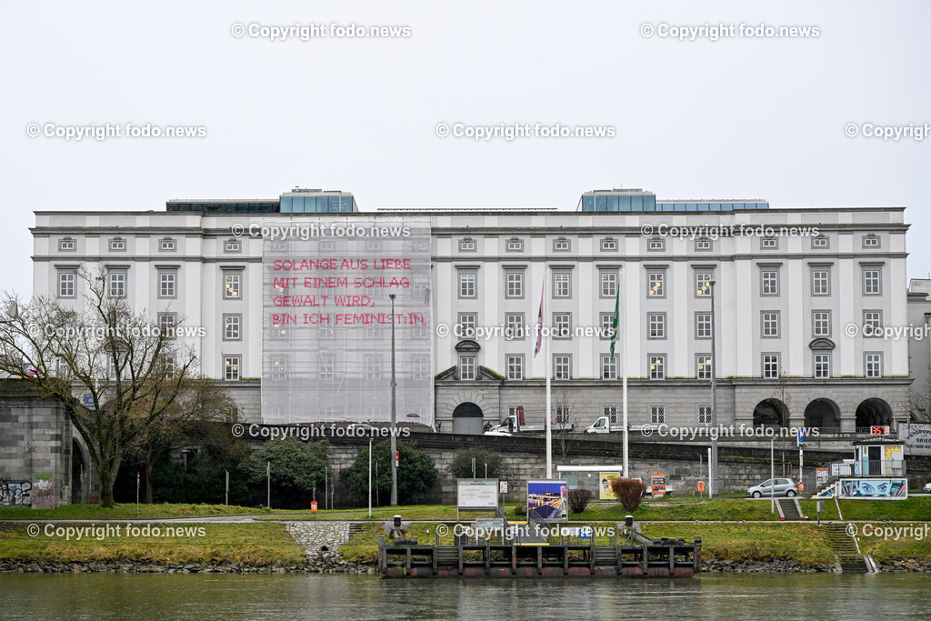 50 Jahre Kunstuniversitaet Linz - Enthuellung des feministischen Kunstprojekts_ 14.03.2023-11 | 14.03.2023, Linz, AUT, 50 Jahre Kunstuniversitaet Linz - Enthuellung des feministischen Kunstprojekts, im Bild Enthuellung des Transparent - 

SOLANGE AUS LIEBE MIT EINEM SCHLAG GEWALT WIRD, BIN ICH FEMINISTIN