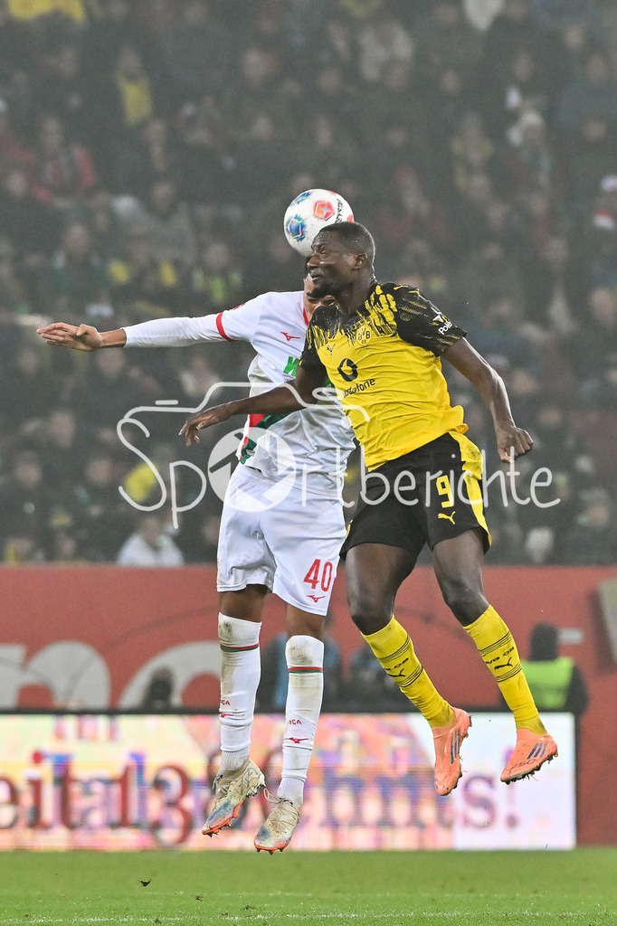 FC Augsburg - Borussia Dortmund | AUGSBURG, GERMANY - with ball  Noahkai BANKS (FC Augsburg 40) against Serhou GUIRASSY (Borussia Dortmund 9) during the bundesliga match between FC Augsburg vs. Borussia Dortmund on matchday 9 at WWK Arena on October 31, 2025 in Augsburg, Germany / DFL REGULATIONS PROHIBIT ANY USE OF PHOTOGRAPHS AS IMAGE SEQUENCES AND/OR QUASI-VIDEO