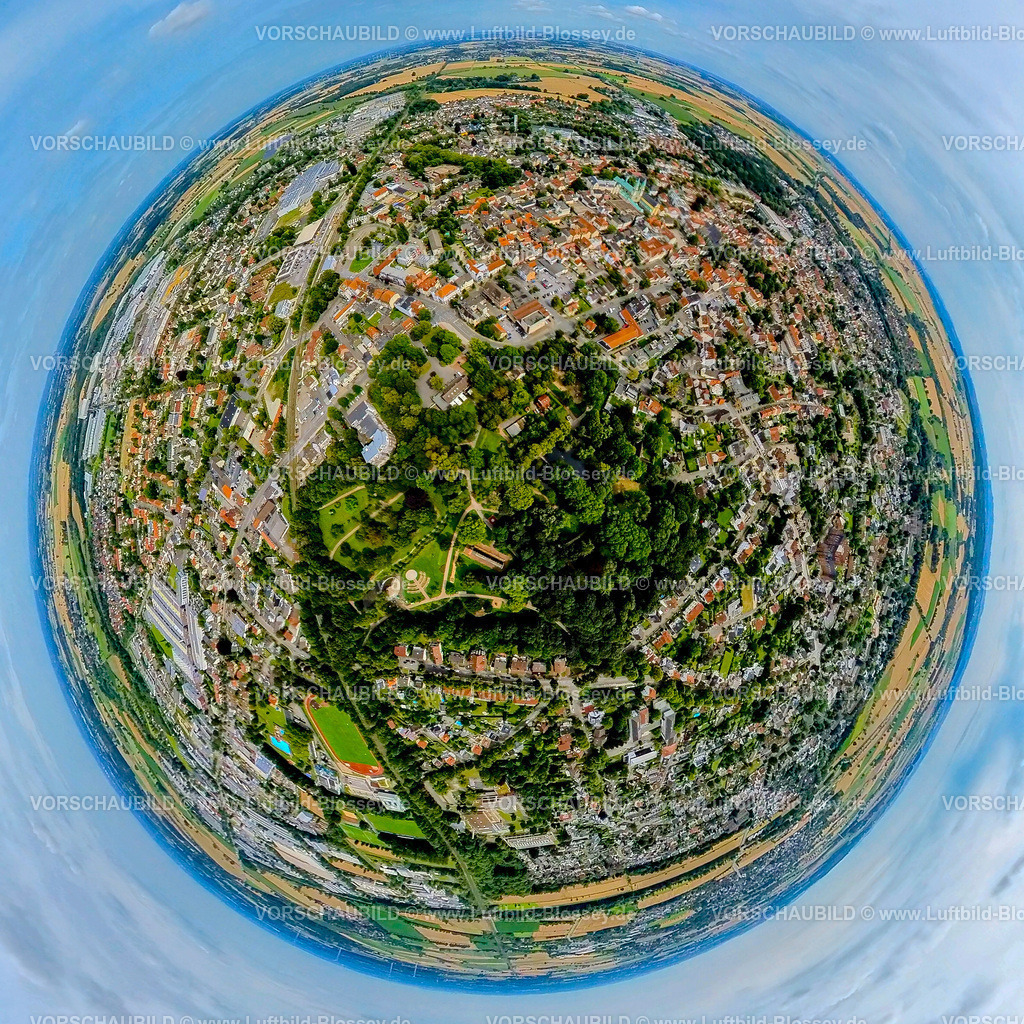 Werl240790040Kurpark-2 | Luftbild, Kurpark Waldgebiet mit Saline, Baustelle am Salzbach Teich mit Wasserspielplatz und Veranstaltungsplatz, Erdkugel, Fisheye Aufnahme, Fischaugen Aufnahme, 360 Grad Aufnahme, tiny world, little planet, fisheye Bild, Werl, Soester Börde, Nordrhein-Westfalen, Deutschland