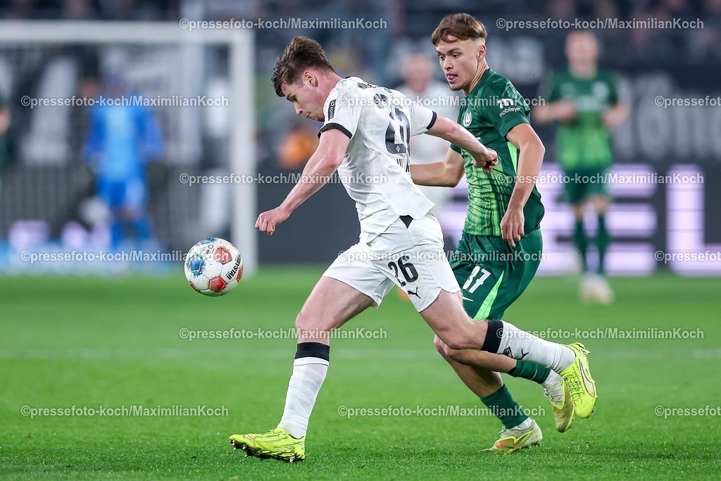 BMG13122502192 | 13.12.2025, Fußball, Borussia Mönchengladbach - VfL Wolfsburg, 1. Fußball Bundesliga, 14.Spieltag, Borussia-Park, Saison 2025 2026: Lukas Ullrich&nbsp;(Borussia Mönchengladbach #26) im Zweikampf gegen Pharell Hensel (VfL Wolfsburg #37) DFB regulations prohibit any use of photographs as image sequences and or quasi-video.