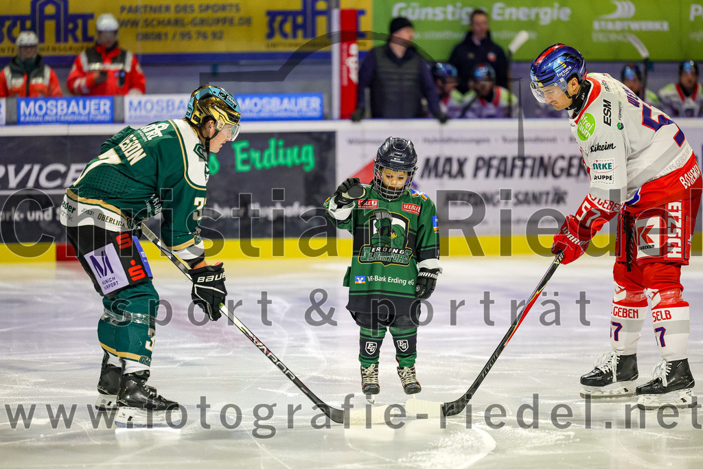 2026-01-18_049_TSV_Erding_gegen_Selber_Woelfe | Erding, Deutschland, 18.01.2026:Eishockey, Oberliga Süd 2025 / 2026, 38. Spieltag, TSV Erding gegen Selber Wölfe, Endergebnis: 2:3 n.V.Thomas Matheson (Erding Gladiators, #37), Daniel Weiß (Selber Wölfe, #57)Foto: Christian Riedel / fotografie-riedel.net