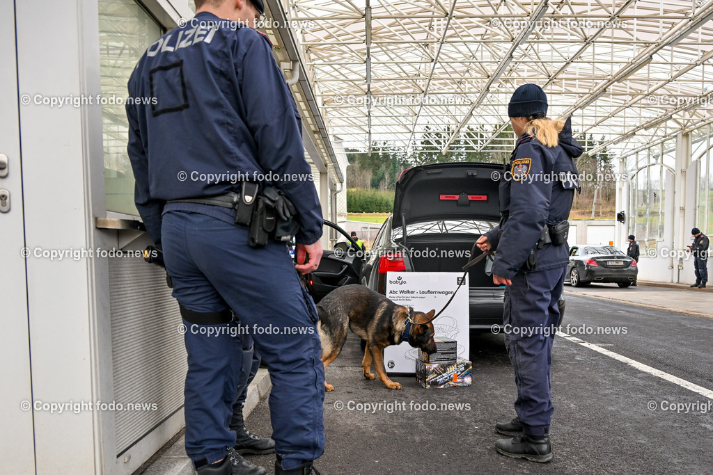 Polizei_ Kontrolle_ Grenze_ 30.12.2023-25 | 30.12.2023, Weigetschlag Grenzuebergang, AUT, Polizei, Grenzkontrolle, im Bild Polizei, Kontrolle, Grenze, Grenzkontrolle, Grenzuebergang, Oesterreich, Tschechien, Fuehrerschein, Zulassungsschein, Reisepass, Ausweis, Papiere, Sprengstoffsuchhund, Feuerwerk, Raketen, Boeller, Kracher, Zoll, Beschlagnahmung, Weigetschlag