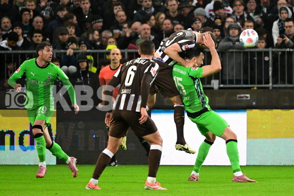 KBS Picture_FCStPauli-Gladbach_047 | v.l. Mets Karol (St.Pauli) , Tabakovic Haris (Bor.Moenchengladbach) ,Sportplatz :  Millerntor Stadion, - Realisiert mit Pictrs.com