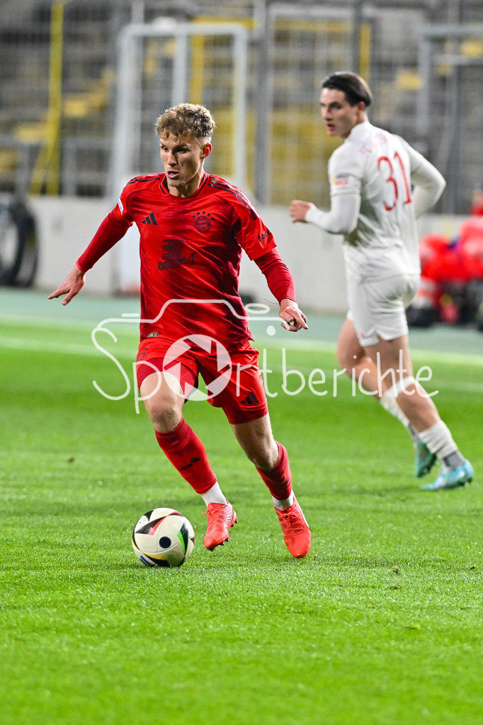 FC Bayern Amateure - FC Augsburg II | am Ball Kurt RUEGER (FC Bayern München II #8) / Einzelfoto / Freisteller / Regionalliga Bayern: FC Bayern Muenchen II - FC Augsburg II, Gruenwalder Stadion am 14.03.2025
