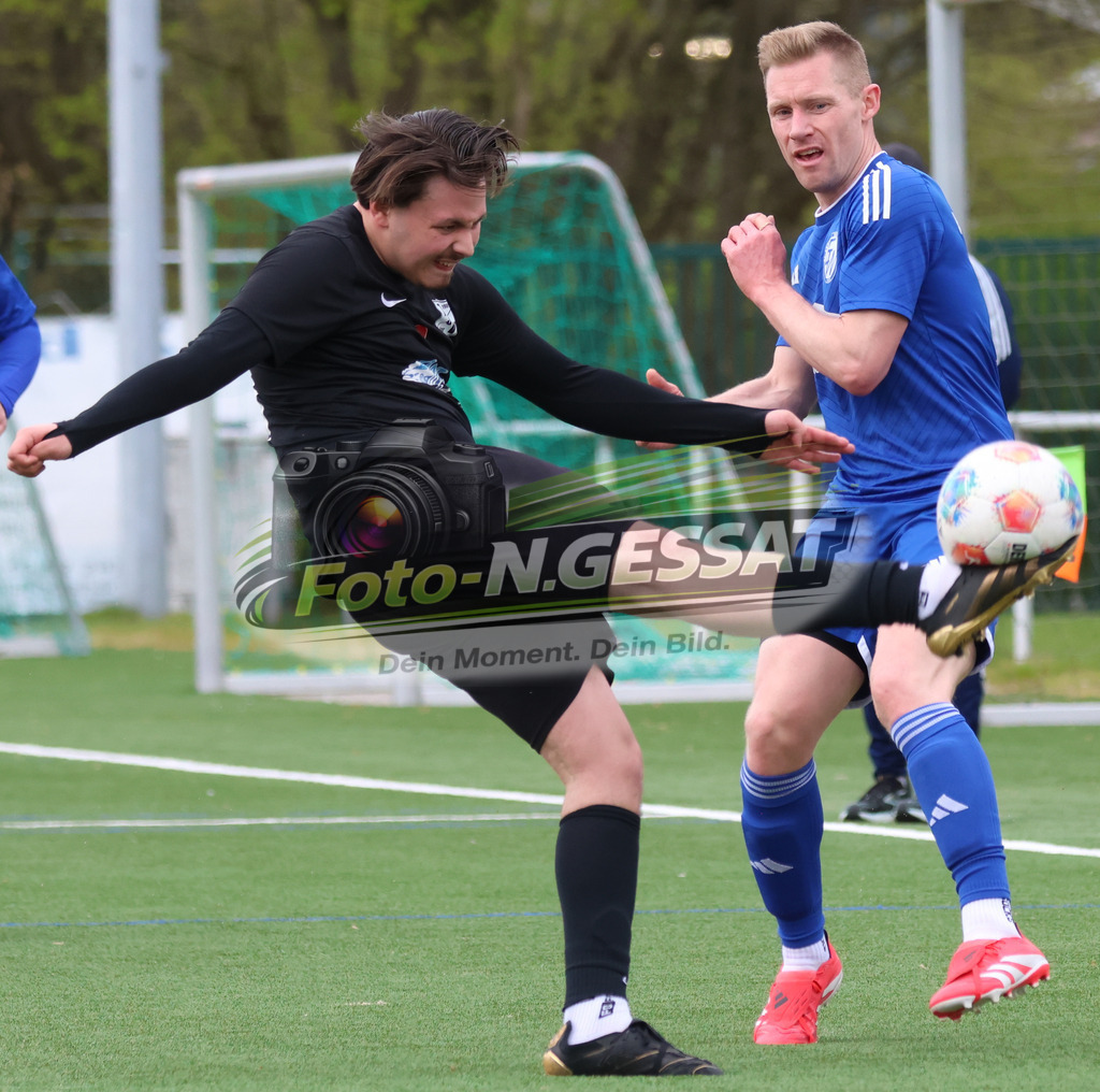 SV Enger-Westerenger - TSV Löhne | Auf dem Bild zu sehen: blau SV Enger-Westerenger: Christian Sarwatka ; schwarz TSV Löhne: Kursad Yurdakul SV Enger-Westerenger, TSV Löhne, Saison 25/26, Kreisliga A, Enger, Deutschland - Realisiert mit Pictrs.com