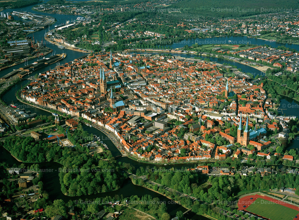 23B0291 | Altstadtinsel Lübeck ist eine norddeutsche Stadt, die sich durch ihre Bauten im Stil der Backsteingotik auszeichnet. Diese entstanden im Mittelalter, als Lübeck die Hauptstadt der Hanse war. Das Wahrzeichen der Stadt ist das Holstentor aus Backstein, das im Jahr 1478 vollendet wurde und dazu diente, die auf einer Insel in der Trave gelegene Altstadt abzuschirmen. Die Marienkirche, die nach dem 2. Weltkrieg wiederaufgebaut wurde, ist ein im 13.–14. Jahrhundert errichteter Backsteinbau, der als architektonisches Vorbild für viele nordeuropäische Kirchen diente