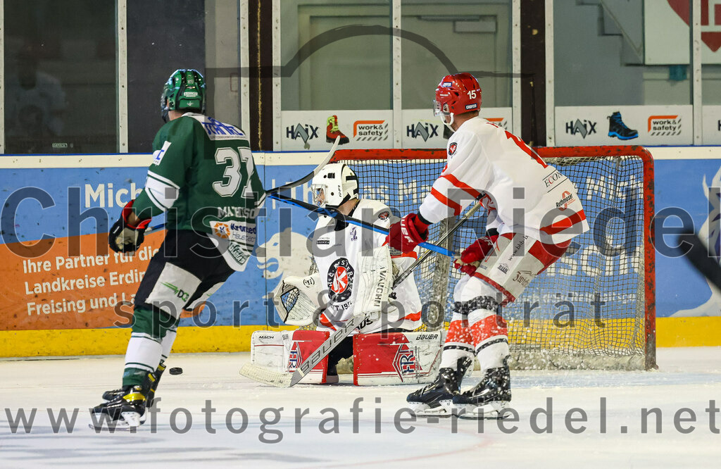 2023-09-10_080_TSV_Erding_gegen_EHC_Klostersee | Erding, Deutschland, 10.09.2023:
Eishockey, Bayernliga 2023 / 2024, Testspiel, TSV Erding gegen EHC Klostersee, Endergebnis: 10:1

Cheyne Matheson (Erding Gladiators, #37), Torwart Daniel Arendas (EHC Klostersee, #3), Jan Fiedler (EHC Klostersee, #15)

Foto: Christian Riedel / fotografie-riedel.net