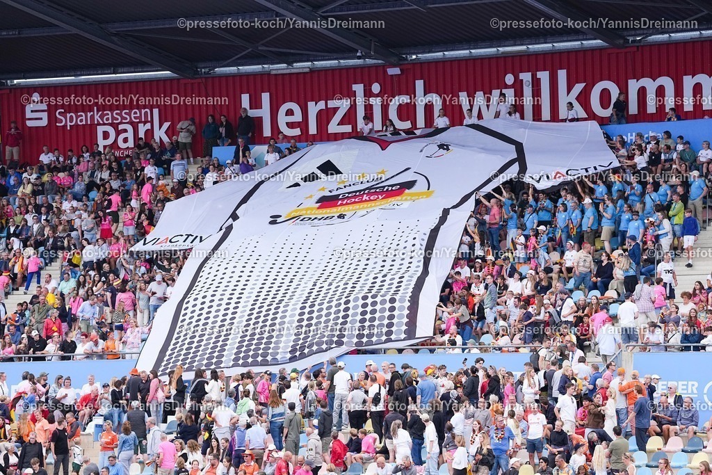 xydrx16082503011 | 16.08.2025, xydrx, Herren EuroHockey Championship 2025, Finale, Niederlande - Deutschland, Sparkassenpark Mönchengladbach: Deutsche Fans präsentieren ein großes Deutschland Trikot