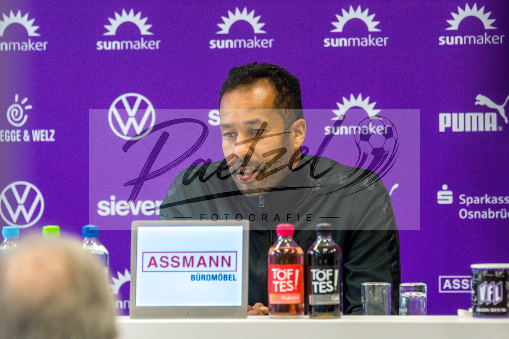 20200219_PKOSNA_0001 | Fussball, Herren: Trainer Daniel Thioune (VfL Osnabrueck) schaut waehrend der Pressekonferenz des VfL Osnabrueck im Presseraum des Stadion an der Bremer Bruecke am 19.02.2020 in Osnabrueck, Deutschland. - Realisiert mit Pictrs.com