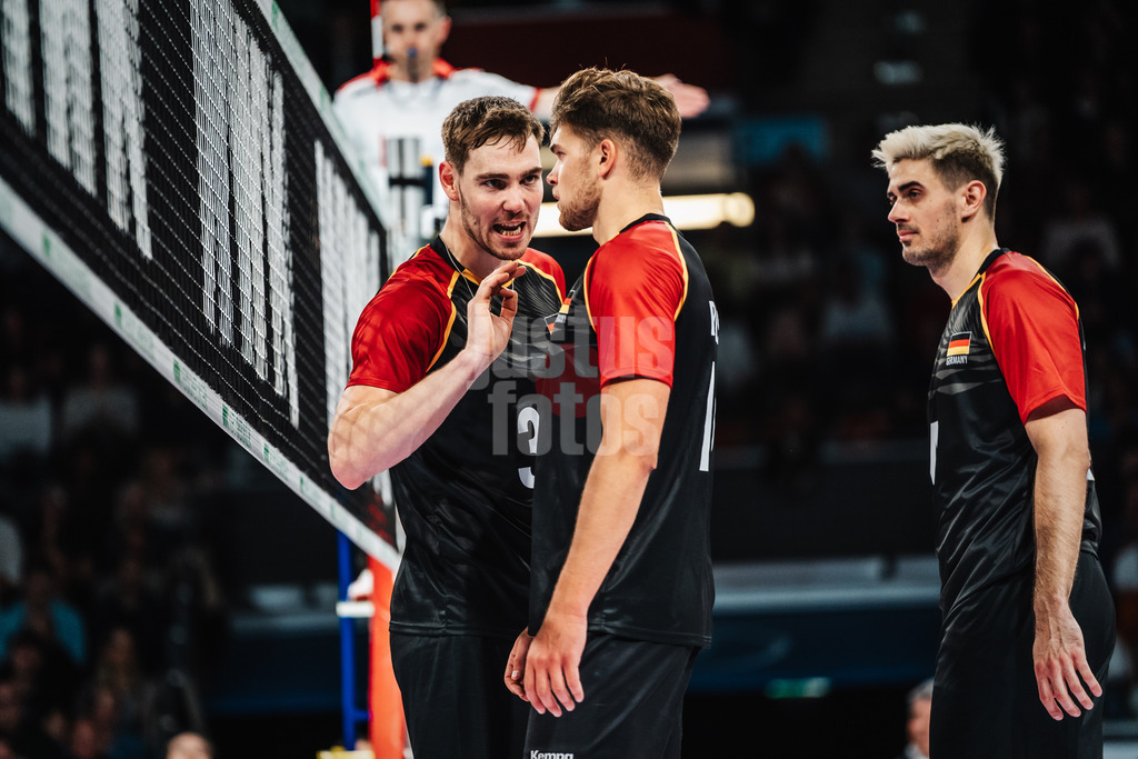 Volleyball | Männer | Testspiel | Deutschland vs. Italien | 26.05.2025 | v.l. Simon Torwie (#33, Deutschland) Erik Röhrs (#19, Deutschland) und Daniel Malescha (#4, Deutschland)