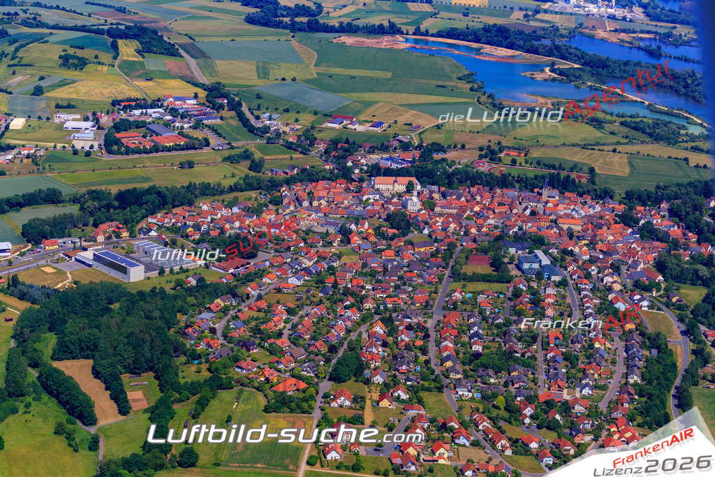Die Luftaufnahme der Stadt Baunach wurde vom UL-Flugzeug heraus erstellt ( keine Drohne )- hohe Auflösung für beste Qualität