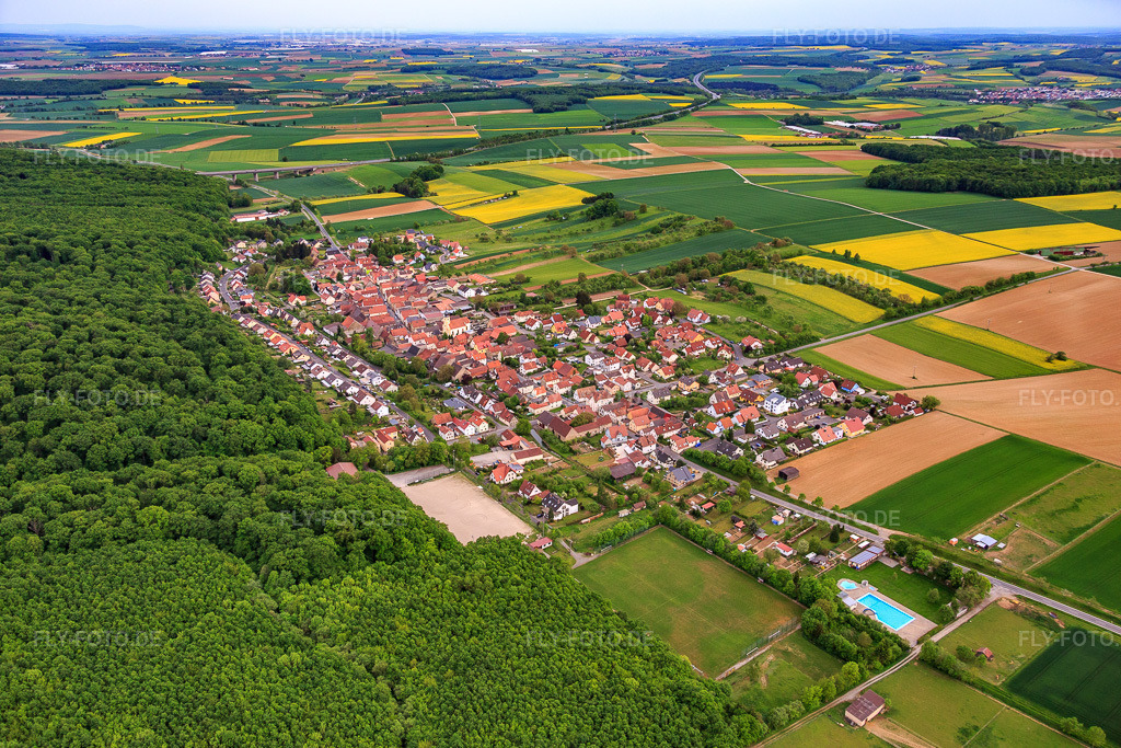 Luftbild: Ortsansicht aus Norden im Ortsteil Schraudenbach in Werneck im Bundesland Bayern in Deutschland. Foto: IMG_078796.jpg vom 14.05.2015 durch Werner Riehm/FLY-FOTO.de