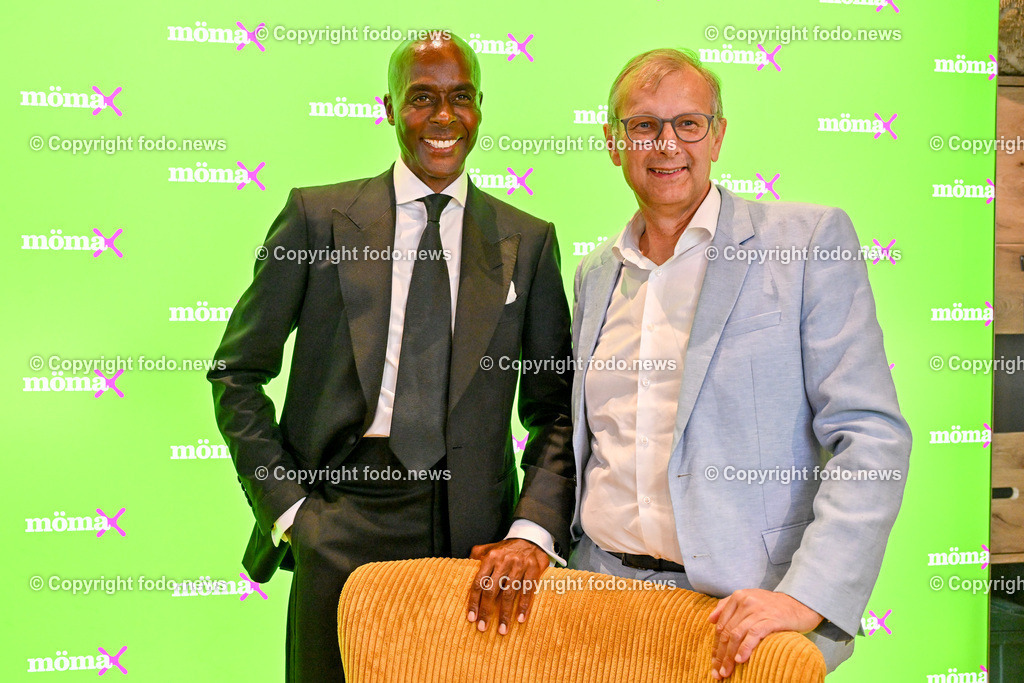 Eroeffnung Moemax Linz_ 15.05.2024-42 | 15.05.2024, Linz, AUT, Eroeffnung Moemax, im Bild Bruce Darnell (US-Amerikanischer Choreograph und Model), Thomas Saliger (Marketingleiter und Unternehmenssprecher XXXLutz Gruppe)