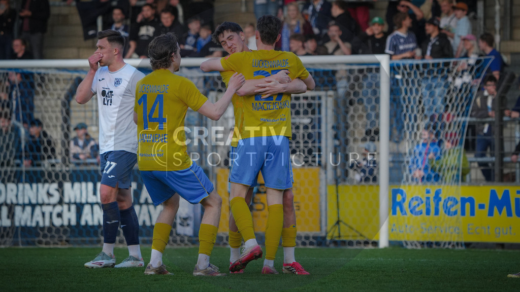 Fußball, Herren, Saison 2025/2026, Regionalliga Nordost, 30. Spieltag, FSV 63 Luckenwalde vs. SV Babelsberg 03, Freitag 17.04.2026, Karl-Liebknecht-Stadion Potsdam | Fußball, Herren, Saison 2025/2026, Regionalliga Nordost, 30. Spieltag, FSV 63 Luckenwalde vs. SV Babelsberg 03, Freitag 17.04.2026, Karl-Liebknecht-Stadion Potsdam, Im Bild: Jubel beim FSV 63 Luckenwalde nach dem erneuten Führungstreffer. - Realisiert mit Pictrs.com