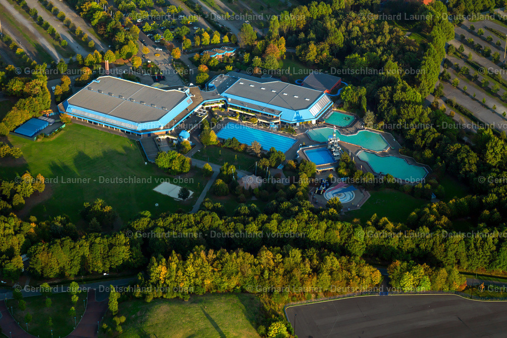 2993194 | Das Sportparadies ist ein 1984 nach Plänen des Architekten Dr. Lutz Limmer aus Meerbusch eröffnetes Sportzentrum in Erle in der Nachbarschaft der Veltins-Arena.Das Hallenbad mit Wellen-, Aus- und Kinderschwimmbecken und Wasserrutsche sowie das Freibad mit insgesamt 5 Schwimmbecken und einem 10-Meter-Sprungturm, macht Baden zum Vergnügen.Daneben gibt es ein Kegelcenter und eine Schießanlage. Eingebunden in das Sportparadies ist die Veranstaltungsstätte Emscher-Lippe-Halle, in der von September bis Mai eine Eislauffläche betrieben wird