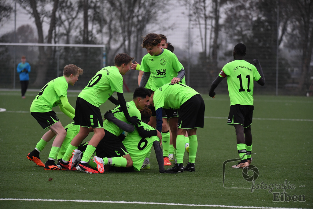 JFV Edewecht-Osnabrücker SC | C-Jugend Landesliga; JFV Edewecht (grün)-Osnabrücker SV (rot) am 18.11.2023; in Edewecht (Sportanlage Göhlenweg), Photo: Philip Eiben 2023 - Realisiert mit Pictrs.com
