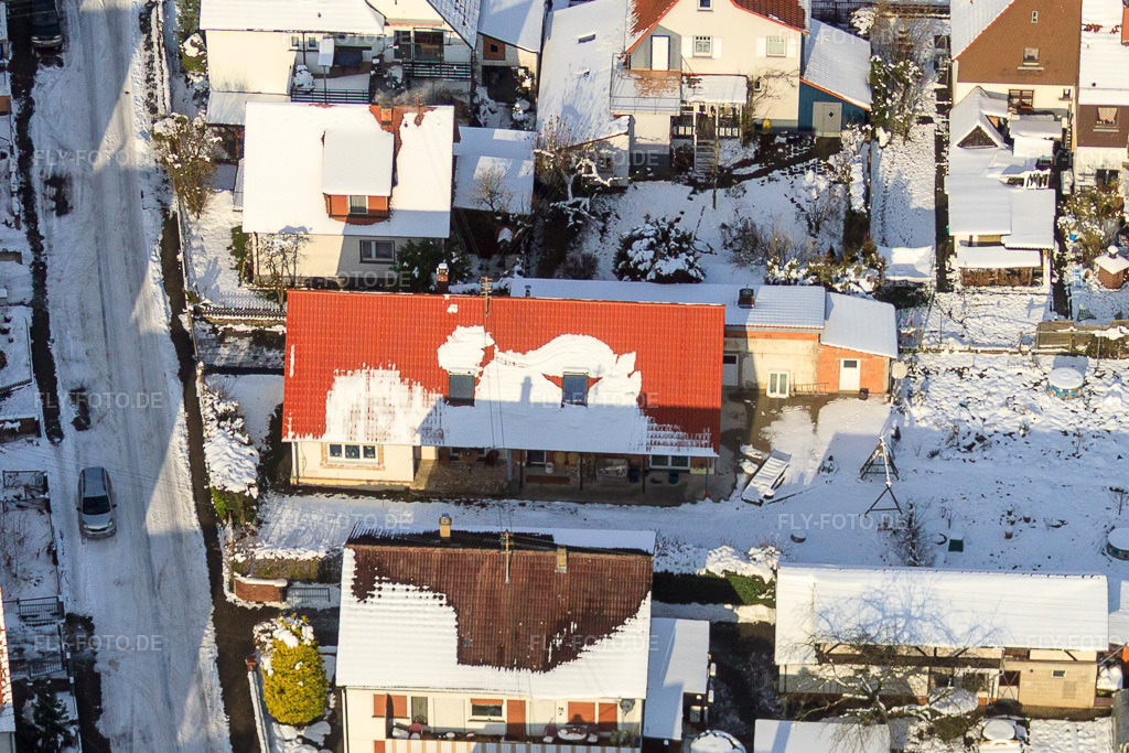 Luftbild: Waldstraße bei Schnee im Winter in Kandel im Bundesland Rheinland-Pfalz in Deutschland. Foto: IMG_36101.jpg vom 02.01.2011 durch Werner Riehm/FLY-FOTO.de