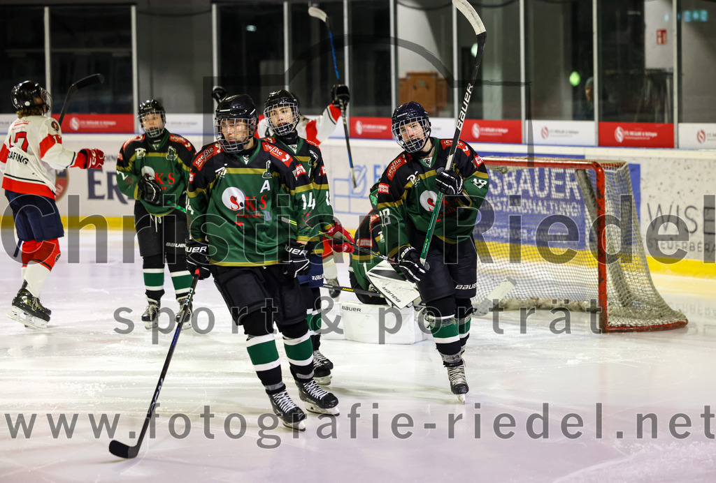 2022-12-04_005_TSV_Erding_gegen_EHC_Klostersee | Erding, Deutschland, 04.12.2022:
Eishockey, Bayernliga U17 2022 / 2023, 11. Spieltag, TSV Erding gegen EHC Klostersee, Endergebnis: 3:5

Elias Mohyla (Erding Gladiators, #14), Leonard Wurm (Erding Gladiators, #18)

Foto: Christian Riedel / fotografie-riedel.net