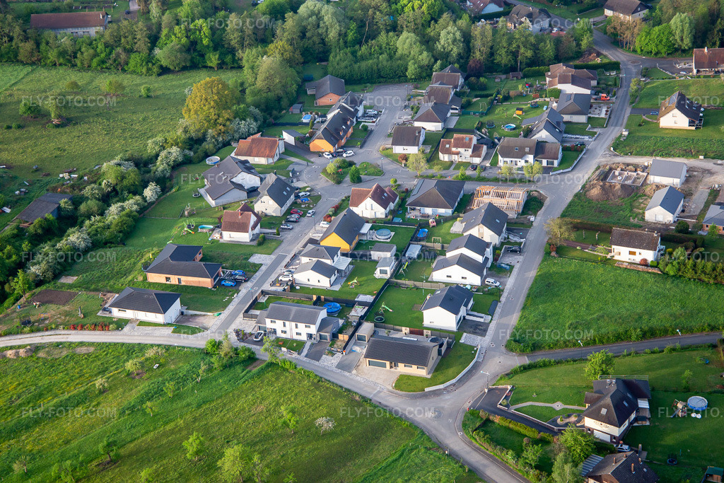 Aerial view: New development area in Herbitzheim in the state Bas-Rhin, France. – Photo: IMG_140544.jpg taken on 05/01/2024 by Werner Riehm/FLY-FOTO.com – Resolution of the original: 5472 x 3648 px