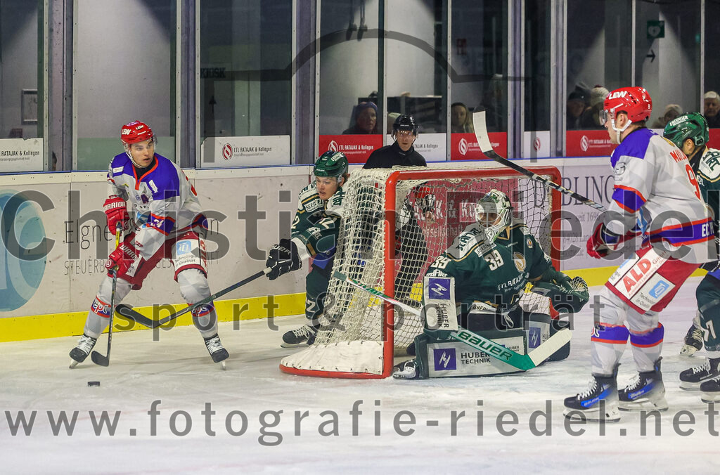 2025-11-30_055_TSV_Erding_gegen_EC_Peiting | Erding, Deutschland, 30.11.2025:Eishockey, Oberliga Süd 2025 / 2026, 22. Spieltag, TSV Erding gegen EC Peiting, Endergebnis: 5:1Moritz Köttstorfer (Erding Gladiators, #82), Torwart Leon Meder (Erding Gladiators, #39), Justin Maylan (EC Peiting, #9)Foto: Christian Riedel / fotografie-riedel.net