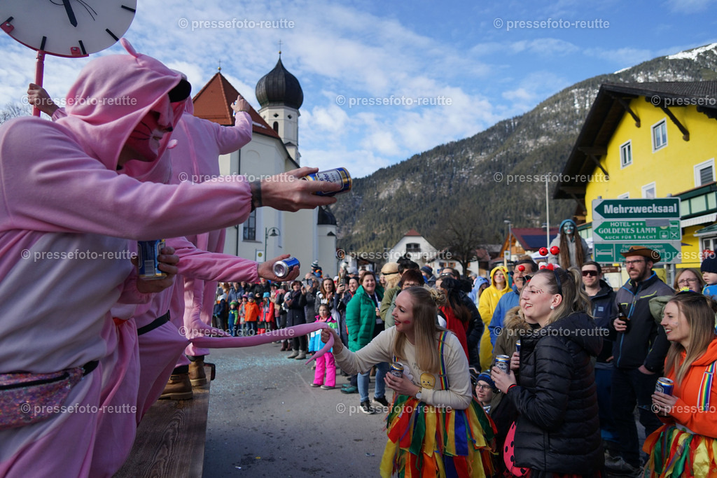news-2023-Feb11-Fasching-Weissenbach-DSC01859 | Info aus dem Bezirk Reutte/Ausserfern Tirol sowie eine umfangreiche Bilddatenbank über die gesamte Region: Lechtal, Talkessel Reutte, Tannheimertal, Zwischentoren. Lech, Plansee, Zugspitze, Grenztunnel, B179, Fernpassstraße, Verkehr, Lawinen, Tradition, - Realisiert mit Pictrs.com