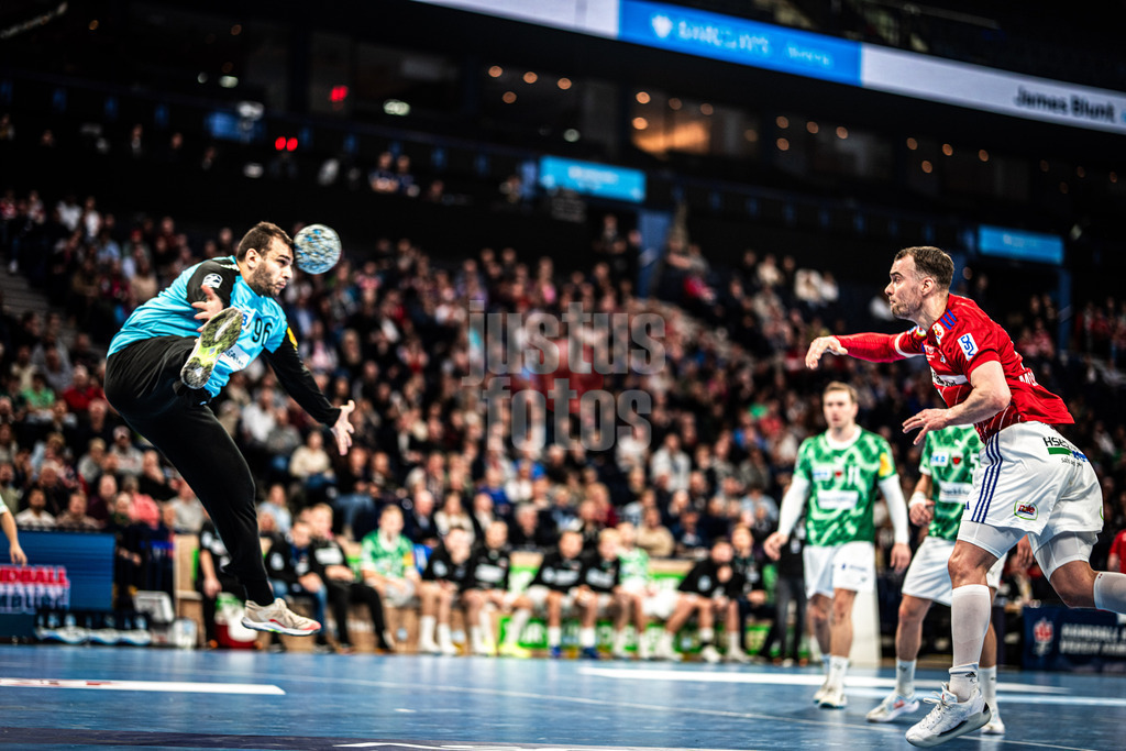 Handball | Männer | Saison 2024/2025 | DAIKIN Handball-Bundesliga | 10. Spieltag || Handball Sport Verein Hamburg vs. Füchse Berlin | 18.11.2024 | Rechts Casper Mortensen (#51, Handball Sport Verein Hamburg) wirft links Dejan Milosavljev (#96, Füchse Berlin) den Ball ins Gesicht