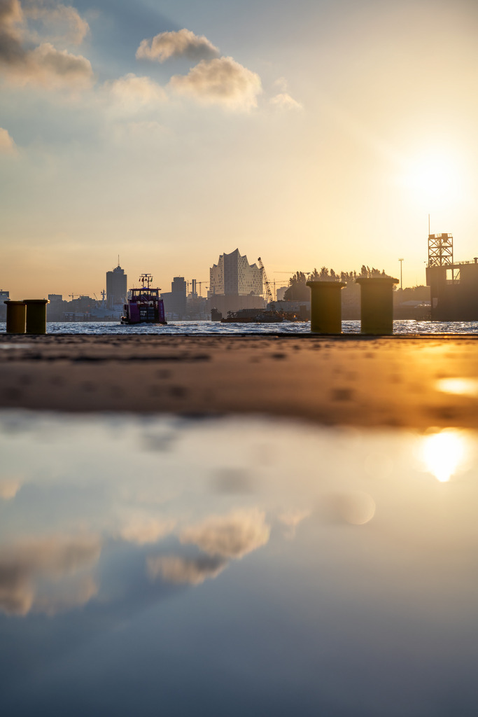 10240135 - Morgenlicht im Hafen | Atemberaubende Lichtstimmung morgens im Hamburger Hafen mit Blick auf die Elbphilharmonie.