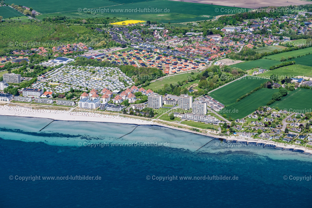 Grossenbrode_ELS_4510150522 | GROßENBRODE 15.05.2022 Ortsansicht an der Meeres-Küste der Ostsee in Großenbrode im Bundesland Schleswig-Holstein. // Townscape on the seacoast of Baltic Sea in Grossenbrode in the state Schleswig-Holstein. Foto: Martin Elsen