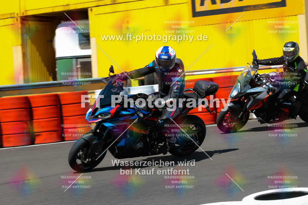 Moto-TeamOBK-22006 | Hier findet Ihr Bilder von Touristenfahrten auf der Nürburgring Nordschleife oder von anderen Veranstaltungen die ich besucht habe. Viel Spass beim Durch Schauen 