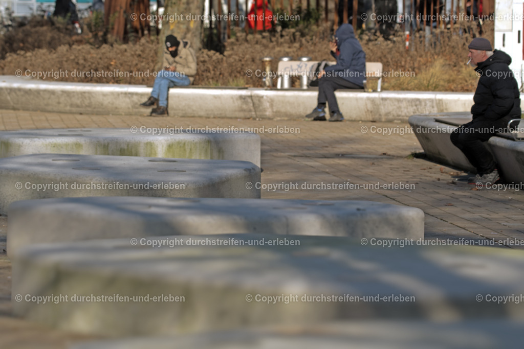 Aus rund wird elliptisch: Brunnen am Bremer Platz, Münster | Am Bremer Platz in Münster, direkt hinter dem Hauptbahnhof, wurde im Zuge der umfassenden Neugestaltung eine neue Brunnen-Anlage in Form eines Fontänenfeldes im westlichen Bereich des Platzes integriert. Das Fontänenfeld dient als attraktiver Anziehungspunkt und soll durch Verdunstungskühlung der sommerlichen Hitze entgegenwirken. Die Anlage ist Teil einer modernen Platzgestaltung, die durch Bäume, Bänke und Bewegungsflächen eine „kühle Oase“ schaffen soll. - Realisiert mit Pictrs.com