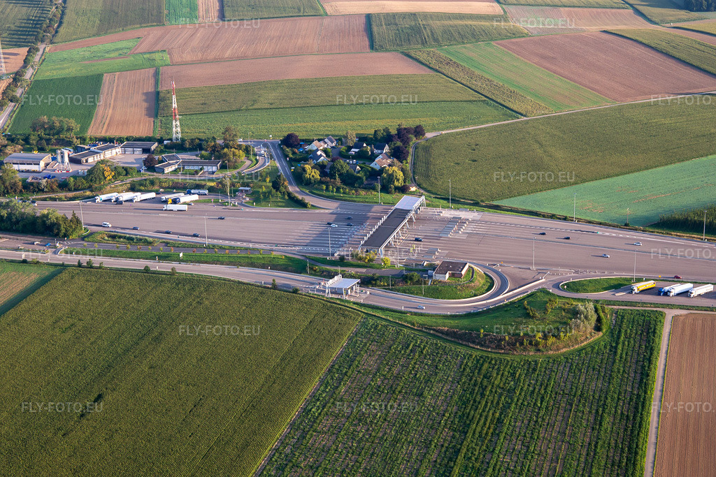 Vue aérienne: Péage de l'autoroute Hochfelden Sanef A4 à Schwindratzheim dans le département Bas Rhin, France. Photo: IMG_138056.jpg prise le 19/08/2023 par Werner Riehm/FLY-FOTO.euRésolution de l'original: 4998 x 3332 pxSANEF.COM