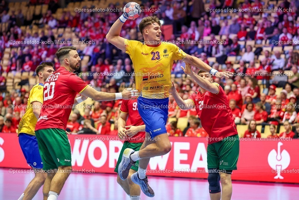EHF16012601083 | 16.01.2026, Handball, Men's EHF EURO 2026, Portugal - Rumänien, Jyske Bank Boxen in Herning, Dänemark, Preliminary Round:  Calin Dedu (Romania #23) im Zweikampf gegen   Miguel Jose Soares Neves (Portugal #20)  Jose Luís Correia Ferreira (Portugal #29) 