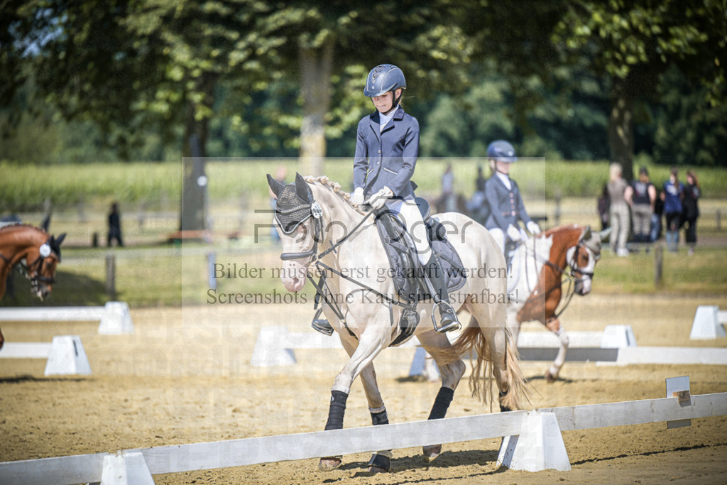 DOS_6446 | Entdecke hochwertige Reitturnierfotos von Foto Oger. Professionell, emotional und authentisch – jetzt Lieblingsmomente im Shop bestellen.Deutschlandweite Turnierfotografie. - Realisiert mit Pictrs.com