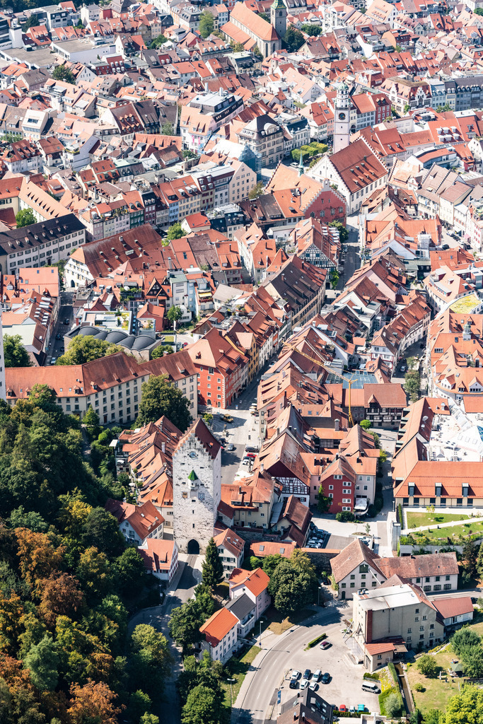 dr__0016095.jpg | RAVENSBURG 03.08.2018 Altstadtbereich und Innenstadtzentrum im Vordergrund ist das Obertor zu sehen in Ravensburg im Bundesland Baden-Württemberg, Deutschland. // Old Town area and city center in Vordergrund ist das Obertor zu sehen in Ravensburg in the state Baden-Wurttemberg, Germany. Foto: Daniel Reiter