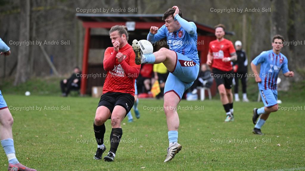 SSG Rot-Schwarz Kiel vs SC Weiche Flensburg II | Ben-Joel Jarik (Kiel #26) vs Daniel Kehl (Weiche #17) / Fußball-Landesliga Schleswig Männer 2025/2026 / SSG Rot-Schwarz Kiel vs SC Weiche Flensburg II / Sportplatz Meimersdorf / Kiel / 14.03.26 - Realisiert mit Pictrs.com