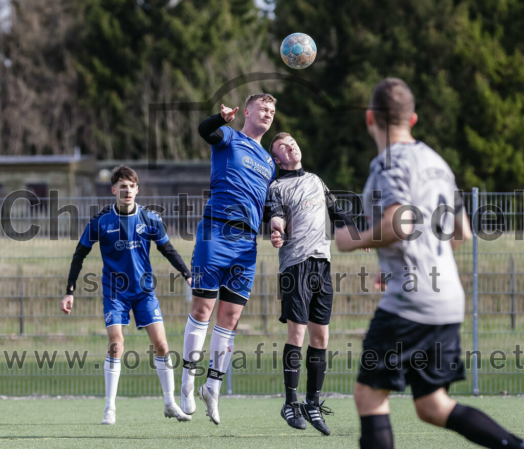 2024-02-24_047_FC_Langengeisling_II_gegen_SG_Reichenkirchen | Erding, Deutschland, 24.02.2024:
Fußball, Kreisklasse 2023 / 2024, Testspiel, FC Langengeisling II gegen SG Reichenkirchen, Endergebnis: 7:1

Jonas Hennig (FC Langengeisling, #5), Georg Fink (SG Reichenkirchen, #7)

Foto: Christian Riedel / fotografie-riedel.net