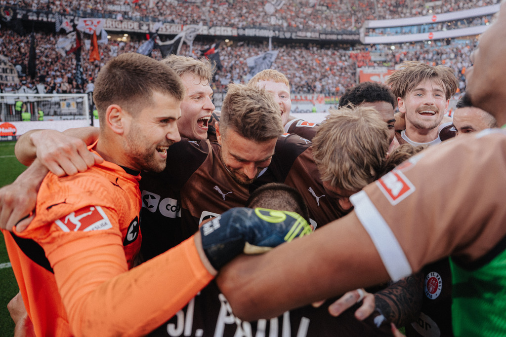 FCS00037 | Der offizielle Shop für FC St. Pauli Fotos. Wähle aus Spielszenen & Fanmomenten dein FCSP Wunschformat. Wir liefern Millerntor-Atmosphäre.