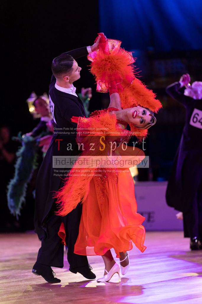 20241215_WDSF_Int_Open_Std-Riga-9571 | Tanzsportbilder, Standardtanz, Lateintanz, WDSF, DTV, LTVB, dancecomp, goc, hessen tanzt, blaues band der spree, walzer, tango, wiener walzer, slowfox, quickstepp, samba, rumba, cha-cha-cha, paso doble. jive, hd-kroft photography, turniertanzsport