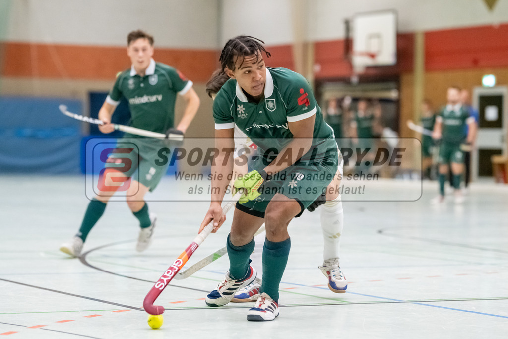 SFE_20240113_0030 | Mülheim, Deutschland, 13.01.2024: William Sanda (Uhlenhorst Mülheim) in Aktion waehrend des Spiels der Halle 1. Bundesliga Herren zwischen Uhlenhorst Mülheim vs Rot-Weiss Köln im Sporthalle Lehnerstr. (HTCU) am 13.01.2024 in Mülheim, Deutschland. (Foto von Stephan Fehrmann)

Mülheim, Germany, 13.01.2024: William Sanda (Uhlenhorst Mülheim) in action during the game of Halle 1. Bundesliga Herren between Uhlenhorst Mülheim vs Rot-Weiss Köln in Sporthalle Lehnerstr. (HTCU) at 13.01.2024 in Mülheim, Deutschland. (Foto von Stephan Fehrmann)
