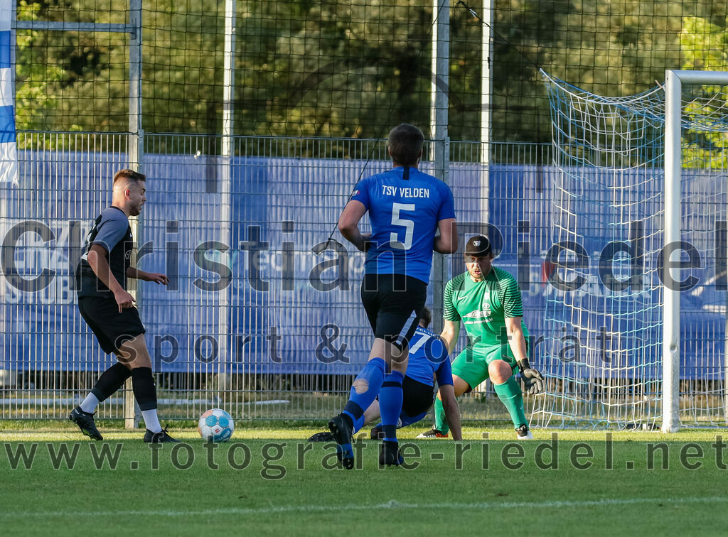 2023-07-14_057_FC_Langengeisling_gegen_FC_Velden-Eberspoint | Erding, Deutschland, 14.07.2023:
Fußball, Bezirksliga Oberbayern Ost 2023 / 2024, Testspiel, FC Langengeisling gegen FC Velden-Eberspoint, Endergebnis: 5:0

David Riederle (FC Langengeisling, #14), Matthias Schopf (FC Velden-Eberspoint, #7), Torwart Michael Koch (FC Velden-Eberspoint, #1)

Foto: Christian Riedel / fotografie-riedel.net
