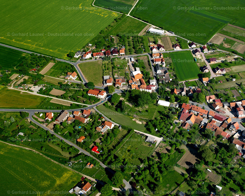2634573 | HEUTHEN 09.06.2006 Landwirtschaftliche Nutzflächen und Feldgrenzen  umsäumen das Siedlungsgebiet des Dorfes in Heuthen im Bundesland Thüringen, Deutschland // Agricultural land and field boundaries surround the settlement area of the village  in Heuthen in the state Thuringia, Germany Foto: Gerhard Launer