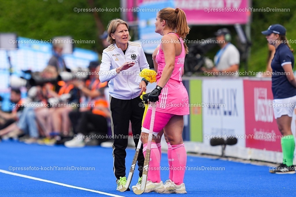 xydrx17082503010 | 17.08.2025, xydrx, Frauen EuroHockey Championship 2025, Finale, Niederlande - Deutschland, Sparkassenpark Mönchengladbach: Janneke Schopman (Cheftrainer Deutsche Feldhockey Nationalmannschaft) diskutiert mit Sonja Zimmermann (GER #16)