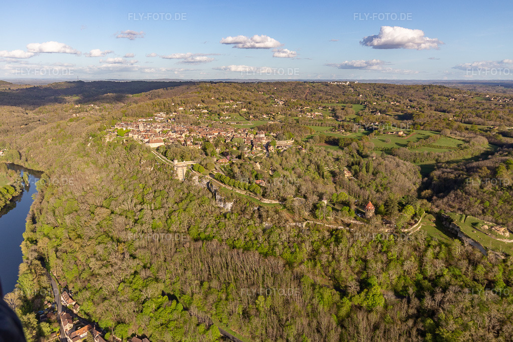 Luftbild: Ortschaft über den Uferhängen der Dordogne der Dordogne in Domme im Bundesland Dordogne in Frankreich. Foto: IMG_113561.jpg vom 16.04.2019 durch Werner Riehm/FLY-FOTO.de