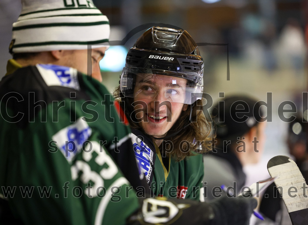 2022-11-13_078_TSV_Erding_gegen_TEV_Miesbach | Erding, Deutschland, 13.11.2022:
Eishockey, Bayernliga 2022 / 2023, 13. Spieltag, TSV Erding gegen TEV Miesbach, Endergebnis: 

Torwart Thomas Hingel (Erding Gladiators, #33), Marius von Friderici-Steinmann (Erding Gladiators, #92)

Foto: Christian Riedel / fotografie-riedel.net