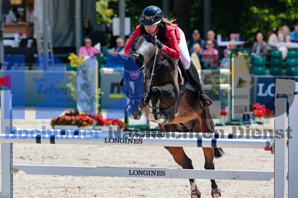 Longines Balve Optimum - Springen Samstag {date} -  | {headline}(Foto: Sebastian Sendlak / BOND) - Realisiert mit Pictrs.com