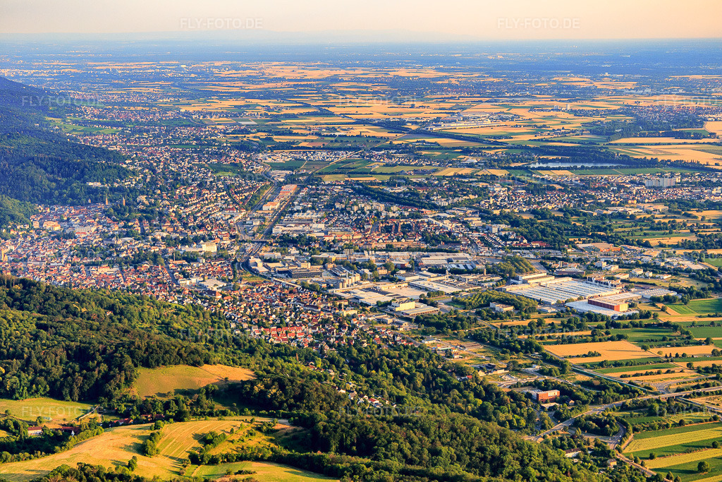 Luftbild: Ortsansicht von Nordosten in Weinheim im Bundesland Baden-Württemberg in Deutschland. Foto: IMG_137127.jpg vom 24.06.2023 durch Werner Riehm/FLY-FOTO.de