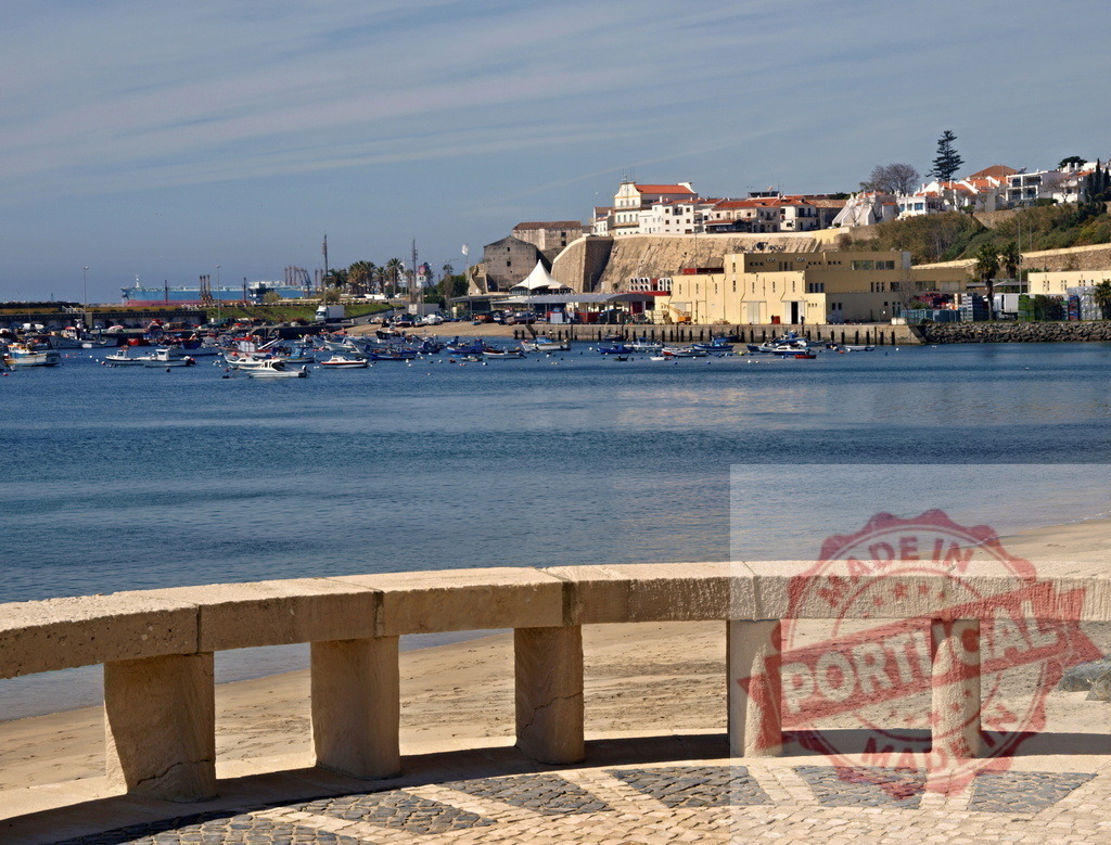 Sines Portugal harbor with fishing boats and beach | Sines harbor, Portugal, with fishing boats moored near coastline, sandy beach, and town buildings - Realisiert mit Pictrs.com