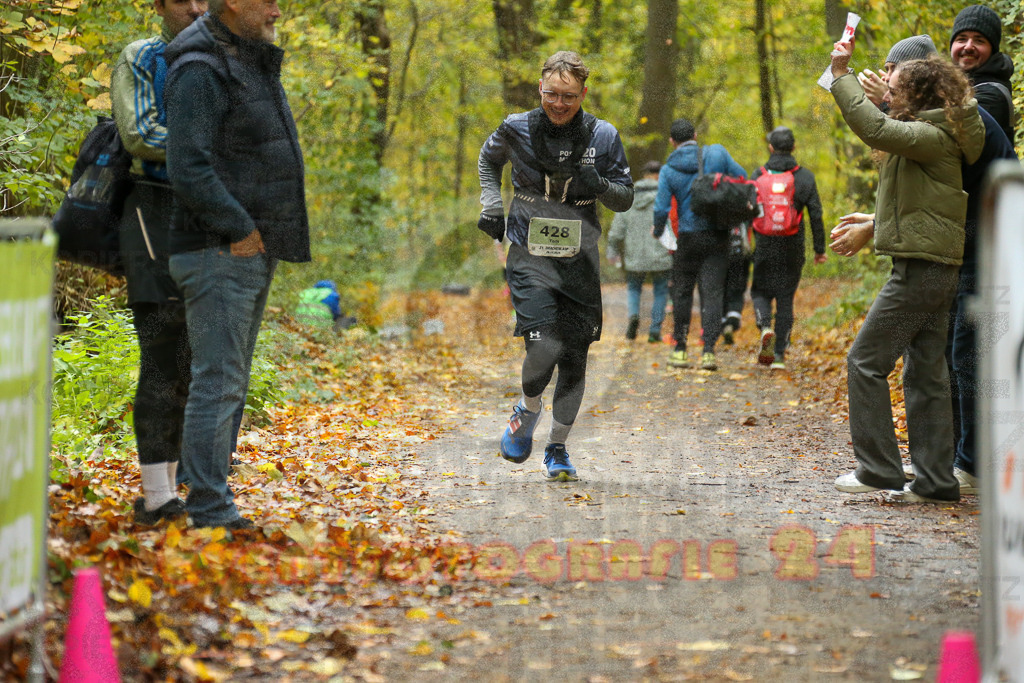 251026_1340_EX1_3841 | Sportfotografie im Rhein-Sieg Kreis, Köln, Bonn, NRW, Rheinland Pfalz, Hessen, etc. Unser Tätigkeitsfeld umfasst den Laufsport vom Volkslauf über den Marathon, Duathlon, Triathon bis zum Ultralauf wie Kölnpfad Ultra oder Schindertrail.