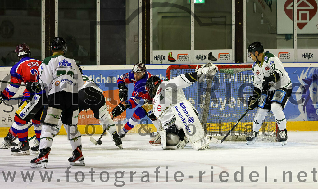 2022-09-09_059_TSV_Erding_gegen_Deggendorfer_SC | Erding, Deutschland, 09.09.2022:
Eishockey, Bayernliga 2022 / 2023, Testspiel, TSV Erding gegen Deggendorfer SC, Endergebnis: 2:5

Lukas Miculka (Deggendorfer SC, #19), Torwart Christoph Schedlbauer (Erding Gladiators, #31), Mark Waldhausen (Erding Gladiators, #27)

Foto: Christian Riedel / fotografie-riedel.net