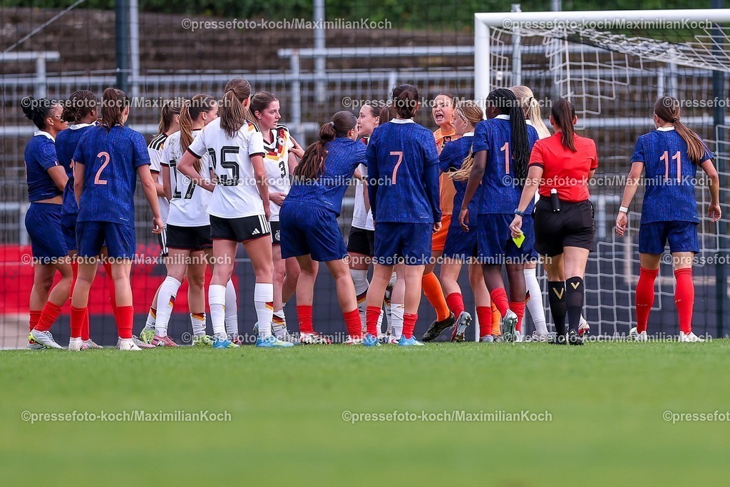 DFB16042601060 | 16.04.2026, Essen, Fußball, UEFA Womens UNDER 19 Championship qualification, Germany - France, Stadion Uhlenkrug, Saison 2025 / 2026: Rudelbildung Gruppenbildung Handgemenge neben Schiedsrichterin  DFB regulations prohibit any use of photographs as image sequences and or quasi-video.